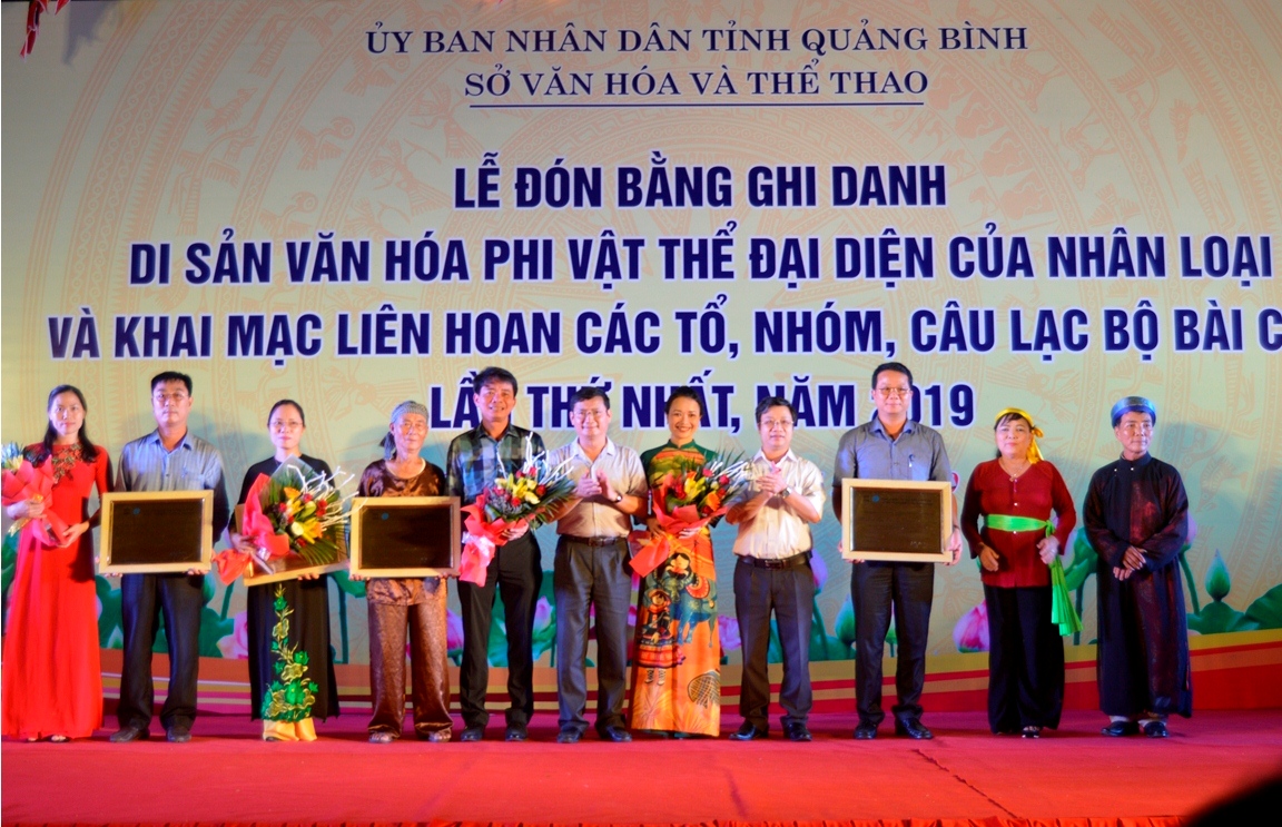 Các đồng chí lãnh đạo tỉnh trao bằng công nhận “Nghệ thuật Bài chòi” là Di sản văn hóa phi vật thể đại diện nhân loại và tặng hoa cho các địa phương có di sản.