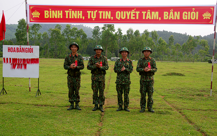 Các chiến sỹ mới vinh dự được chỉ huy đơn vị tặng “Hoa bắn giỏi”.