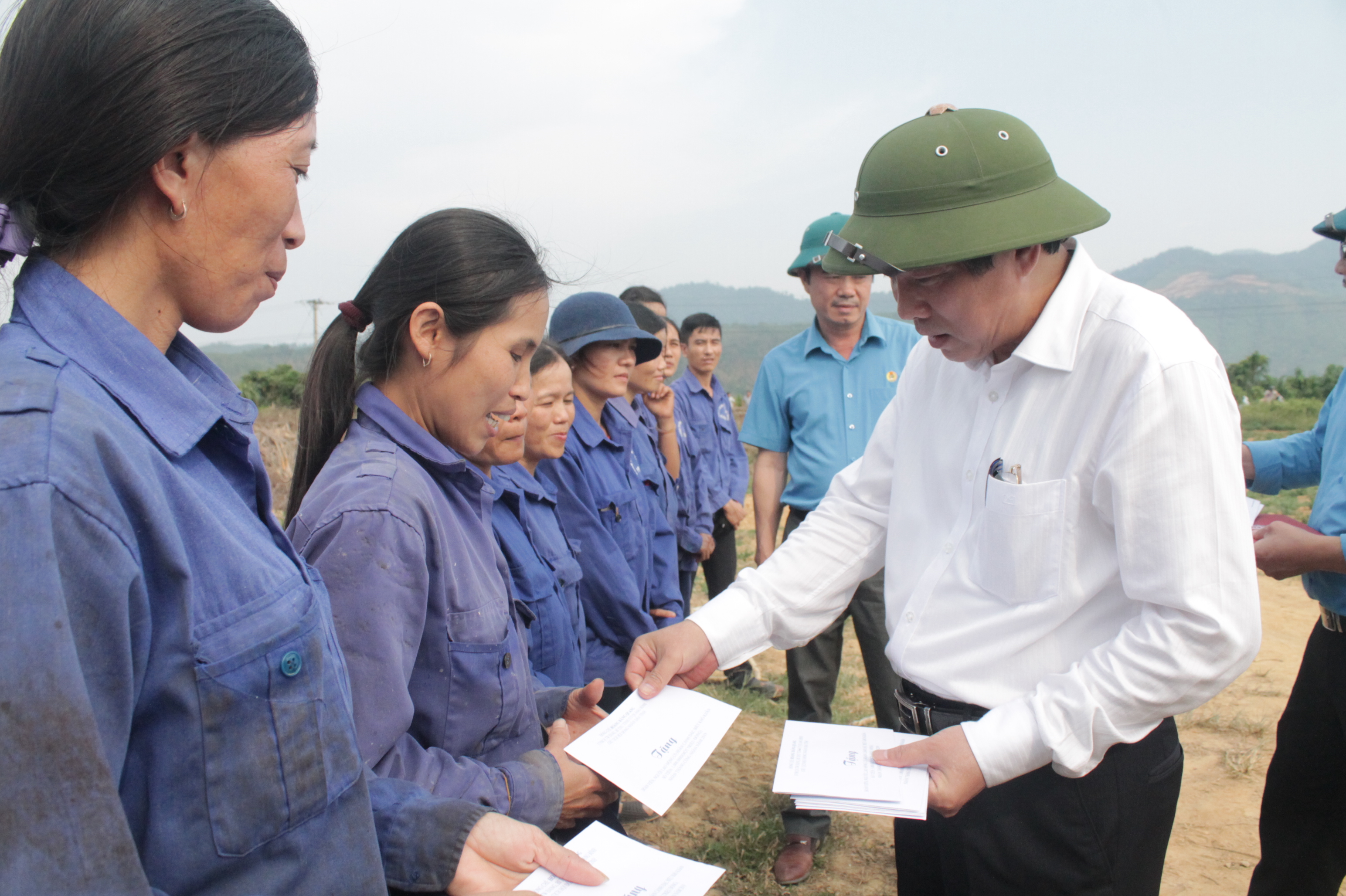 Đồng chí Hoàng Đăng Quang, Bí thư Tỉnh ủy trao quà cho công nhân lao động Công ty Cổ phần Việt Trung