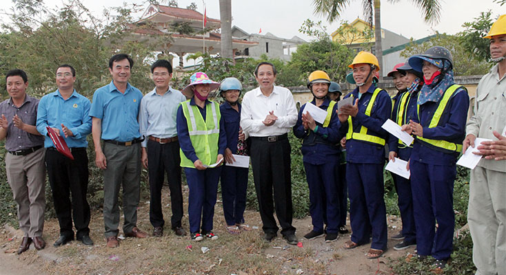 Đồng chí Hoàng Đăng Quang, Bí thư Tỉnh ủy trao quà cho công nhân lao động Công ty Cổ phần  Môi trường và Phát triển đô thij Quảng Bình