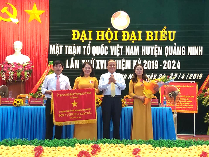 Đồng chí Trần Văn Tuân, Ủy viên BTV Tỉnh ủy, Chủ tịch Ủy ban MTTQ Việt nam tỉnh trao cờ thi đua xuất sắc năm 2018 cho Ủy ban MTTQ Việt Nam huyện Quảng Ninh.