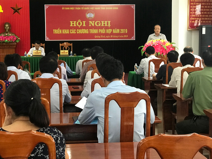 Đồng chí Chủ tịch Ủy ban MTTQVN tỉnh Trần Văn Tuân phát biểu chỉ đạo hội nghị