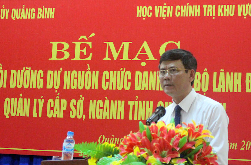Đồng chí Trần Thắng, Phó Bí thư Thường trực Tỉnh uỷ phát biểu tại lễ bế giảng