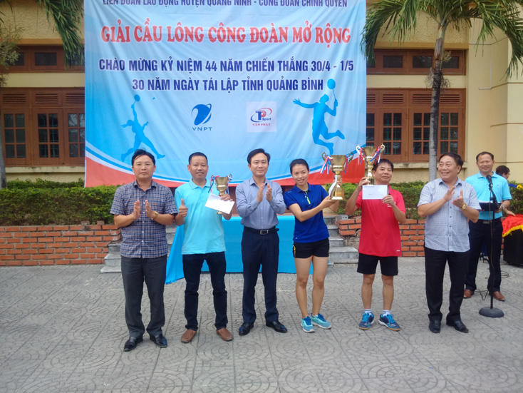 Đại diện lãnh đạo huyện Quảng Ninh trao thưởng cho các đội đạt giải.