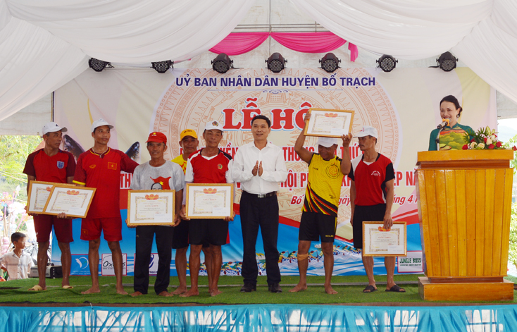  Lãnh đạo huyện Bố Trạch trao giải nhất nhì ba và khuyến khích cho các thuyền bơi nam.