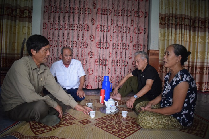 Các CCB tham gia Chiến dịch Hồ Chí Minh trong Ban liên lạc xã Đức Ninh đến thăm gia đình đồng đội.