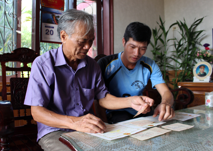 CCB Cao Xuân Hữu cùng con trai xem lại những kỷ vật của ông khi tham gia chiến trường miền Nam.