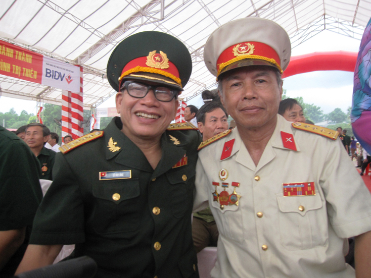  Ông Thiện (bên phải) và người đồng đội, đại tá, Anh hùng LLVTND Lê Duy Ứng gặp lại nhau sau hơn 40 xa cách.