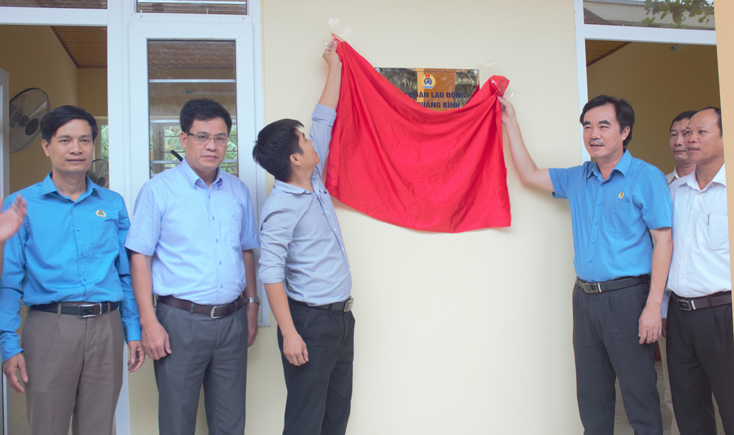 Lãnh đạo LĐLĐ tỉnh bàn giao nhà công vụ cho giáo viên Trường THCS Lâm Trạch, Bố Trạch