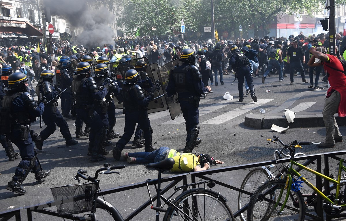 Cảnh sát triển khai để ngăn chặn những người biểu tình “Áo vàng” quá khích tại thủ đô Paris ngày 20-4. (Ảnh: AFP/TTXVN)