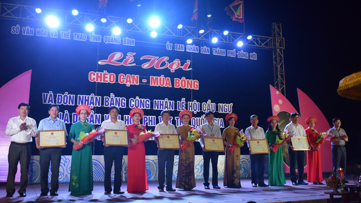 Thay mặt Bộ Văn hóa Thể thao và Du lịch, đồng chí Trần Tiến Dũng, và Trần Vũ Khiêm trao bằng công nhận “Lễ hội cầu ngư ở Quảng Bình” là Di sản văn hóa phi vật thể quốc gia cho 6 huyện, thị, thành phố có tổ chức lễ hội.