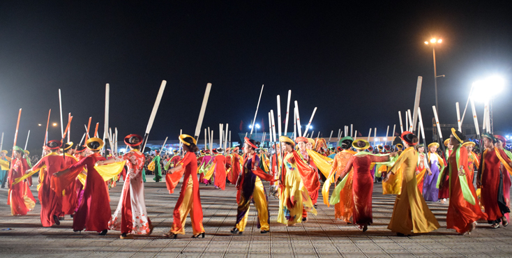 Biểu diễn Chèo cạn - Múa bông của trên 300 diễn viên quần chúng xã Bảo Ninh