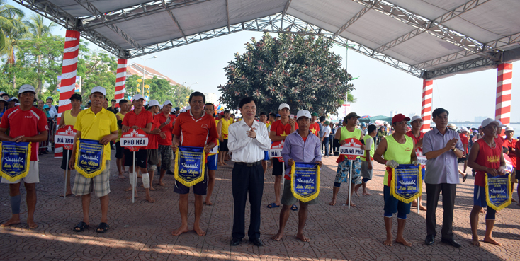Đại diện lãnh đạo TP. Đồng Hới trao cờ lưu niệm cho các đội tham gia đua thuyền