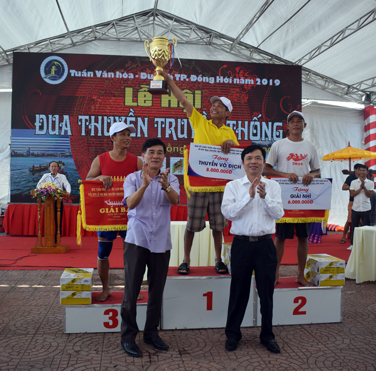 Phường Phú Hải đã dành giải nhất, giải nhì thuộc về đội thuyền Trung Bính (Bảo Ninh), giải ba thuộc về đội Đồng Dương (Bảo Ninh)