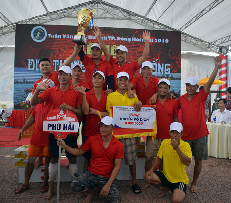 Các vận động viên đội thuyền phường Phú Hải hân hoan niềm vui chiến thắng