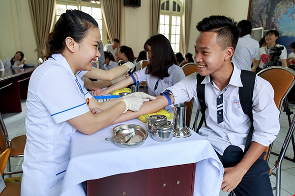   Quận Hoàn Kiếm, Hà Nội xét nghiệm sàng lọc gen cho học sinh trên địa bàn. Ảnh: Công Thắng