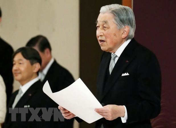 Nhật hoàng Akihito (phải) tại lễ thoái vị trong Hoàng cung ở Tokyo ngày 30-4-2019. (Ảnh: AFP/TTXVN)
