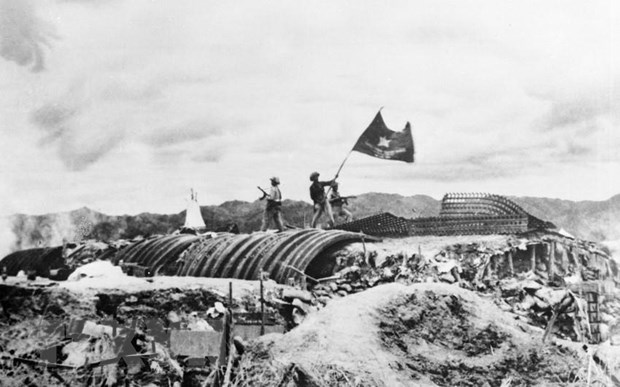Chiều 7-5-1954, lá cờ Quyết chiến-Quyết thắng của quân đội ta tung bay trên nóc hầm tướng De Castries. (Ảnh: TTXVN)