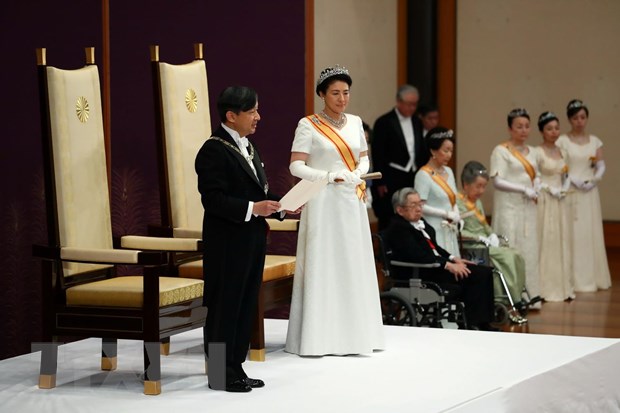 Nhật hoàng Naruhito (trái) phát biểu trong lễ đăng quang tại Hoàng cung ở Tokyo, Nhật Bản. (Nguồn: AFP/TTXVN)