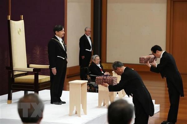 Hoang Thai tu Naruhito len ngoi - Cu hich moi cho nen kinh te Nhat Ban hinh anh 2Hoàng Thái tử Naruhito (trái) tại lễ lên ngôi Hoàng đế ở Tokyo, Nhật Bản. (Nguồn: AFP/TTXVN)