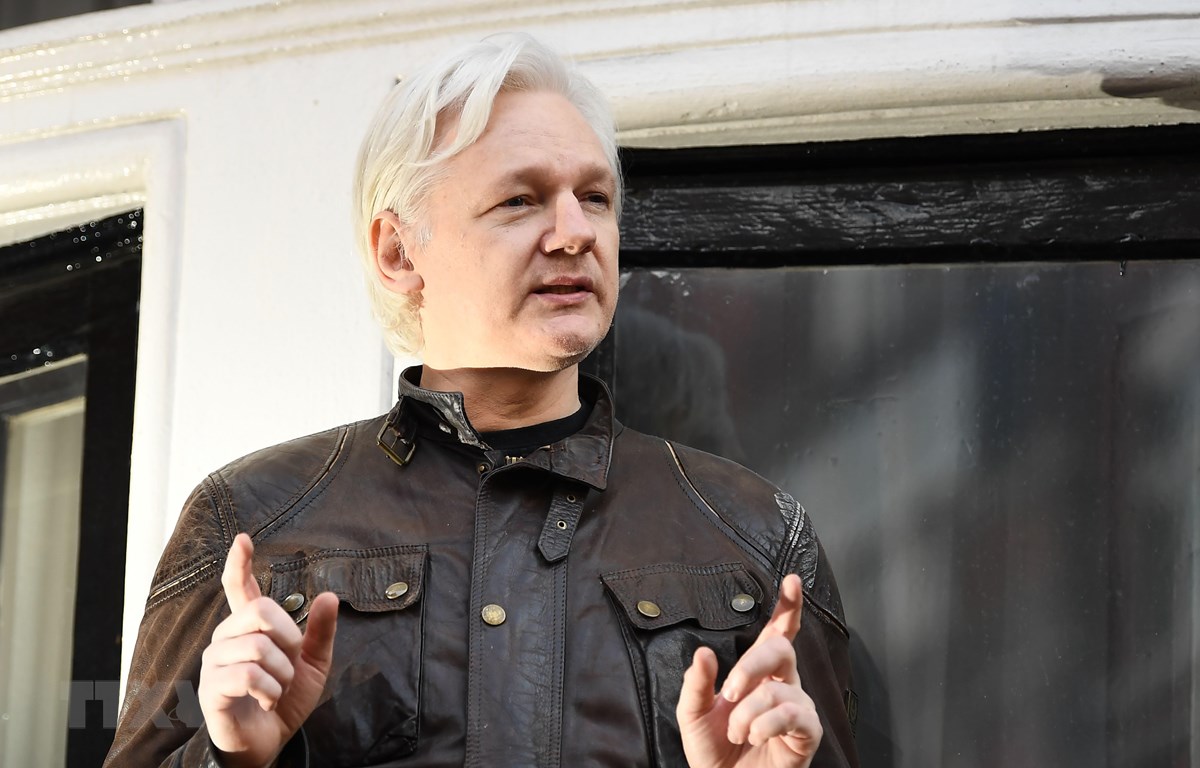 Nhà sáng lập Wikileaks Julian Assange tại Đại sứ quán Ecuador ở London, Anh ngày 19-5-2017. (Ảnh: AFP/ TTXVN)