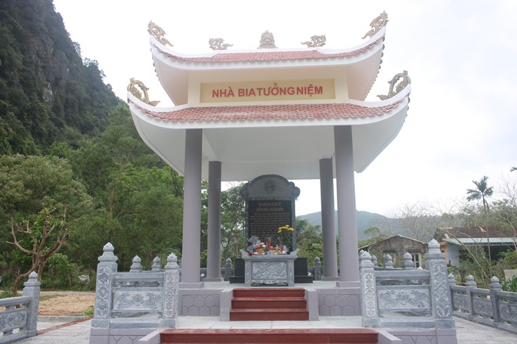 Nhà bia tưởng niệm Di tích lịch sử bến phà Xuân Sơn.