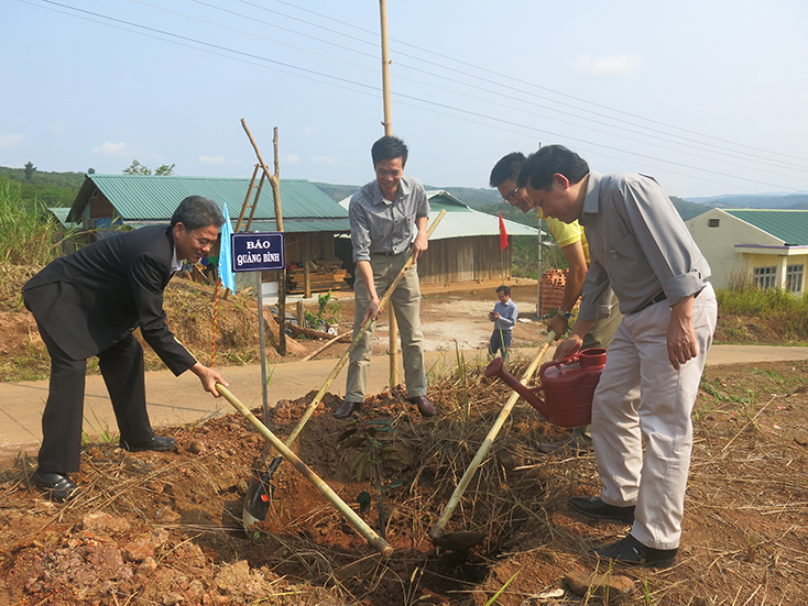 Đại diện lãnh đạo các báo đảng địa phương trồng cây ăn quả lưu niệm tại tỉnh Đắk Nông.