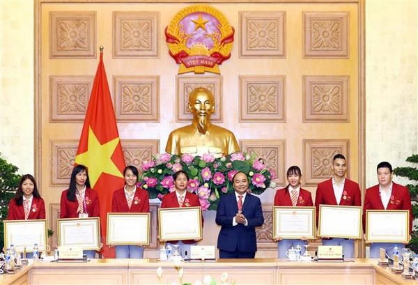 Thủ tướng Nguyễn Xuân Phúc trao tặng Huân chương Lao động hạng Ba của Chủ tịch nước tặng thưởng 7 vận động viên xuất sắc đoạt 4 huy chương vàng cho Việt Nam tại ASIAD 2018. (Ảnh: Thống Nhất/TTXVN)