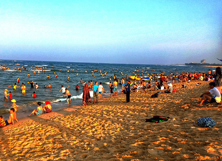 Các bãi biển tại TP. Đồng Hới đón hơn 15.000 lượt khách dịp nghỉ lễ 30-4 và 1-5.   