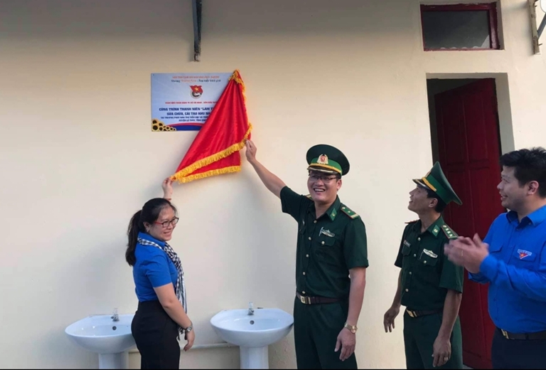 Bàn giao công trình cải tạo nhà vệ sinh trường học cho Trường phổ thông dân tộc bán trú tiểu học và THCS Lâm Thủy.