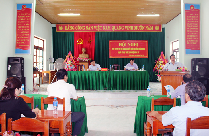 Đại diện đoàn ĐBQH báo cáo kết quả trả lời, giải quyết các ý kiến của cử tri huyện Quảng Trạch.