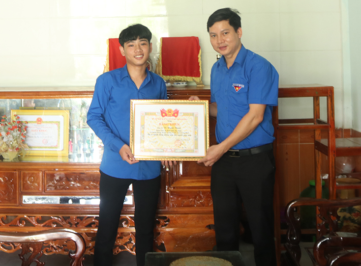Đại diện lãnh đạo Tỉnh đoàn trao Bằng khen của Ban Thường vụ Tỉnh đoàn cho anh Võ Khánh Thành