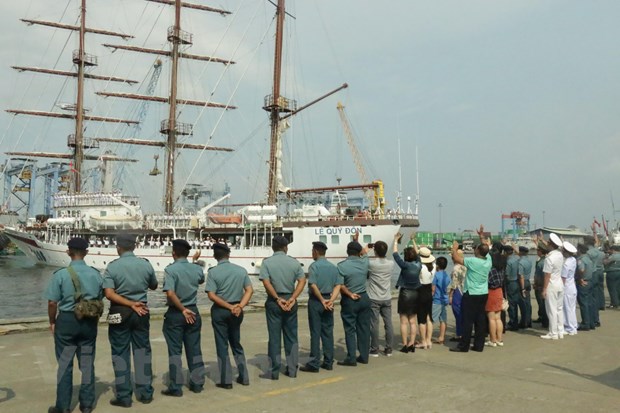 Tàu buồm Lê Quý Đôn rời cảng Tanjung Priok (Ảnh: Hải Ngọc/Vietnam+)