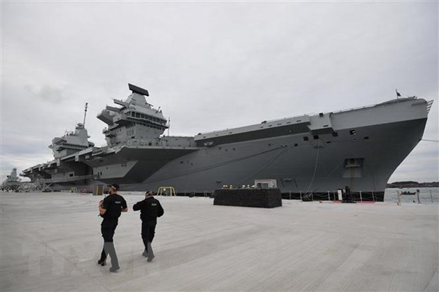 Tàu sân bay HMS Queen Elizabeth tại căn cứ hải quân Portsmouth, miền Nam Anh ngày 16-8-2017. (Nguồn: AFP/ TTXVN)