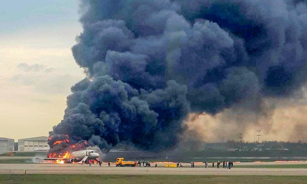 Máy bay bốc cháy. (Nguồn: Reuters)