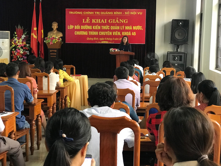 Đồng chí Nguyễn Thị Minh, Tỉnh ủy viên, Hiệu trưởng Trường Chính trị tỉnh phát biểu khai mạc lớp bôi dưỡng