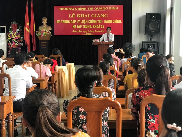 Đại diện lãnh đạo Trường Chính trị tỉnh phát biểu khai giảng lớp học