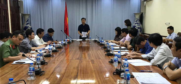 Đồng chí Phó Chủ tịch UBND tỉnh Nguyễn Tiến Hoàng phát biểu kết luận cuộc họp