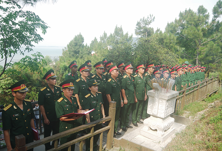 Đoàn đại biểu Bộ CHQS tỉnh báo công trước anh linh Đại tướng Võ Nguyên Giáp.