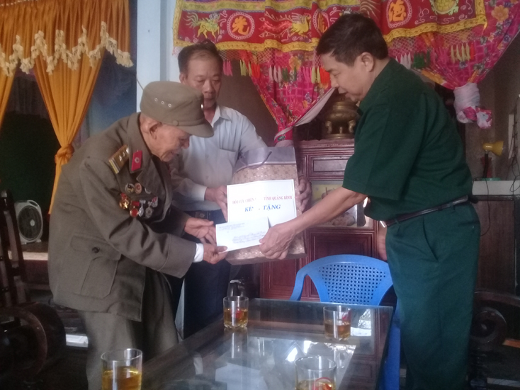 Đại diện lãnh đạo Hội Cựu chiến binh tỉnh tặng quà cho cụ Phan Bá Kiêu ở xã Quảng Kim, huyện Quảng Trạch.