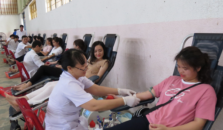 Đông đảo sinh viên hào hứng tham gia hiến máu tình nguyện đợt 2 năm 2019.