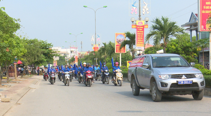 Lực lượng ĐVTN thị xã Ba Đồn tham gia tuyên truyền về VSATTP dọc các tuyến đường.