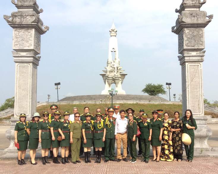 CCB Đoàn văn công tỉnh đội Quảng Bình chụp ảnh lưu niệm tại đài tưởng niệm bên sông Thạch Hãn.