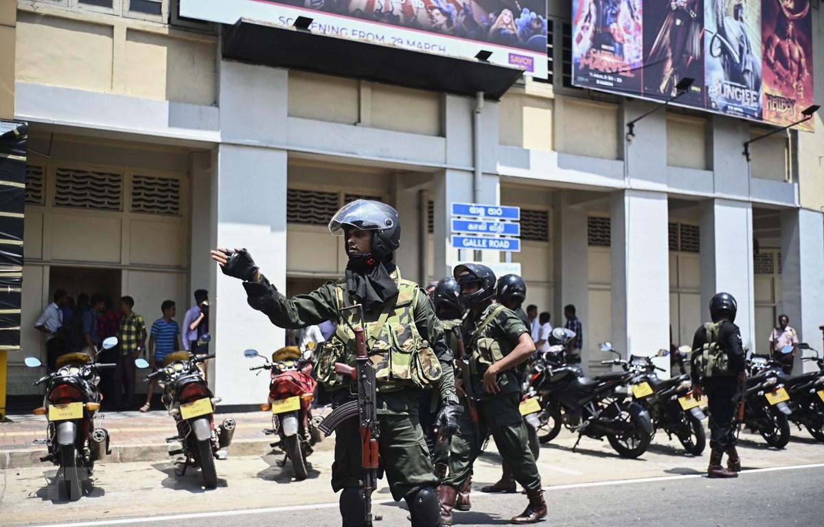 Nhân viên an ninh tăng cường tuần tra tại thủ đô Colombo, Sri Lanka. (Ảnh: AFP/TTXVN)