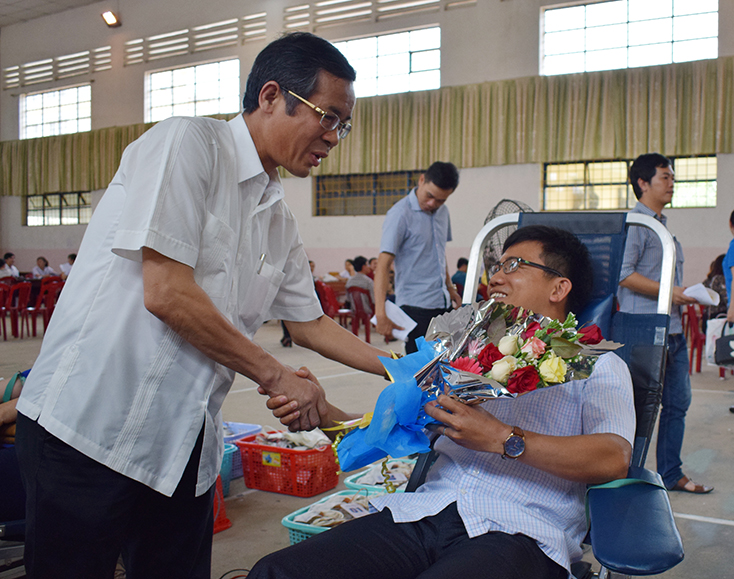 Đồng chí Chủ tịch UBND tỉnh Trần Công Thuật động viên người tham gia hiến máu tình nguyện trong “Tháng Nhân đạo”.  