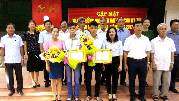 Công tác khen thưởng học sinh đạt thành tích cao luôn được huyện Quảng Ninh triển khai kịp thời.