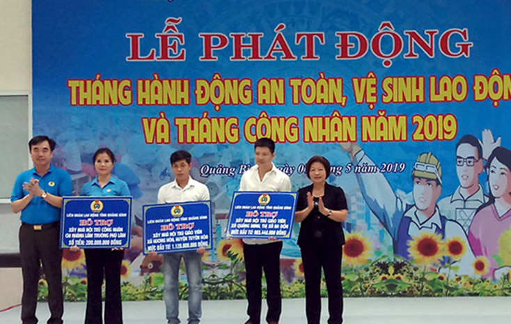 Đồng chí Nguyễn Thị Thanh Hương, Phó Chủ tịch Thường trực HĐND tỉnh và lãnh đạo LĐLĐ tỉnh trao hỗ trợ xây nhà nội trú cho giáo viên và công nhân.