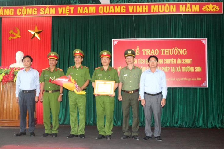 Đại diện lãnh đạo huyện Quảng Ninh trao thưởng cho Ban chuyên án.