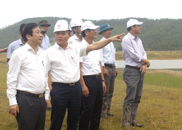 Đồng chí Nguyễn Xuân Quang, Phó Chủ tịch Thường trực UBND tỉnh kiểm tra tiến độ GPMB dự án Trung tâm Điện lực Quảng Trạch.