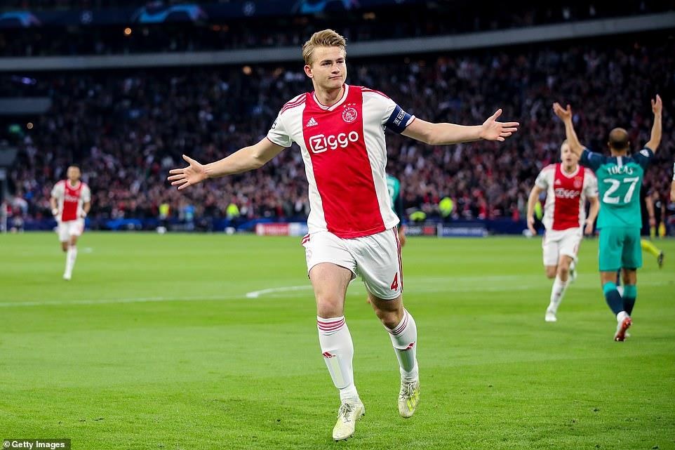   De Ligt giúp Ajax khởi đầu như mơ.